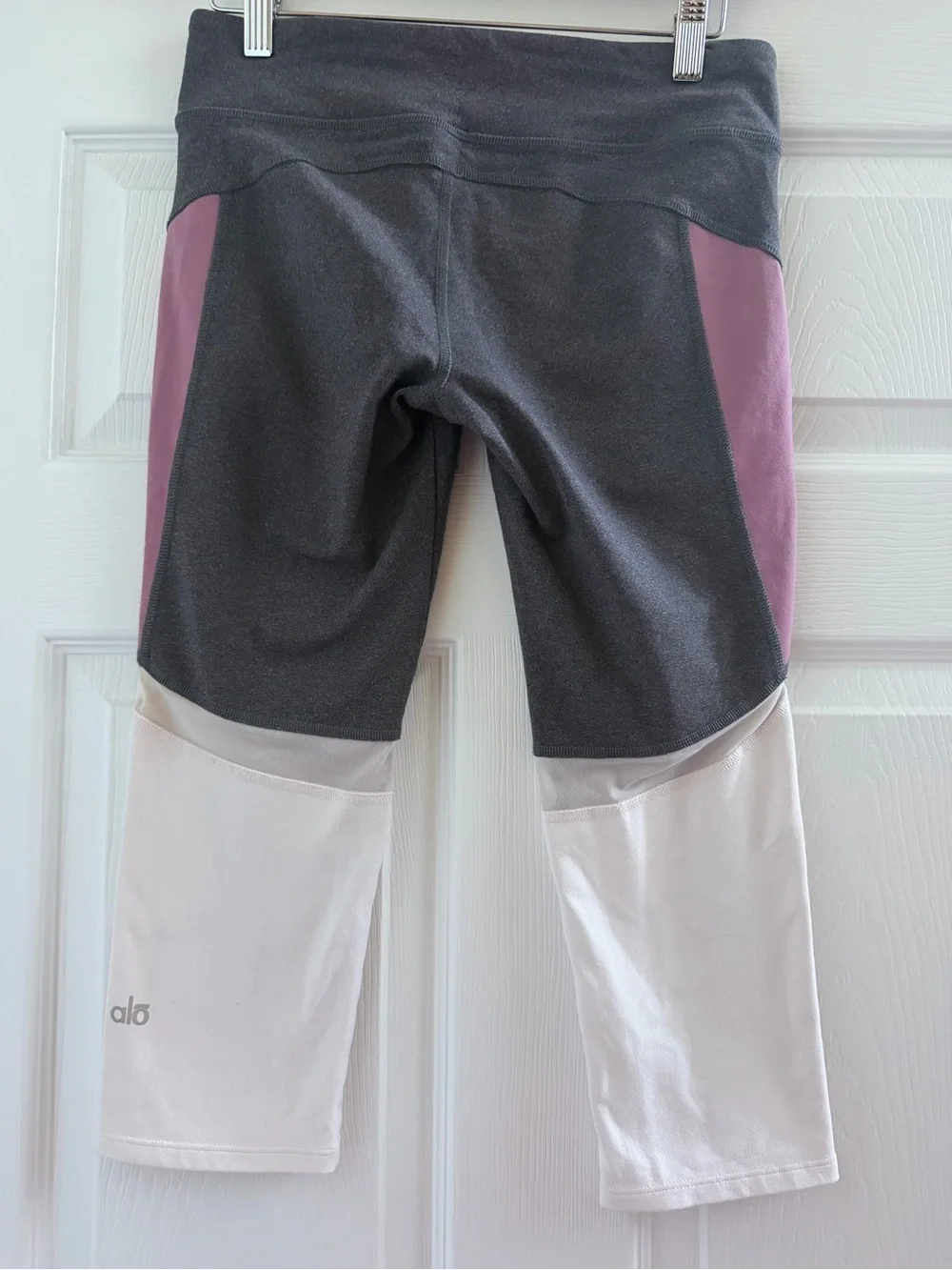 Alo Yoga Alosoft Shiela Colorblock Cropped Leggings Gray Pink White M EUC